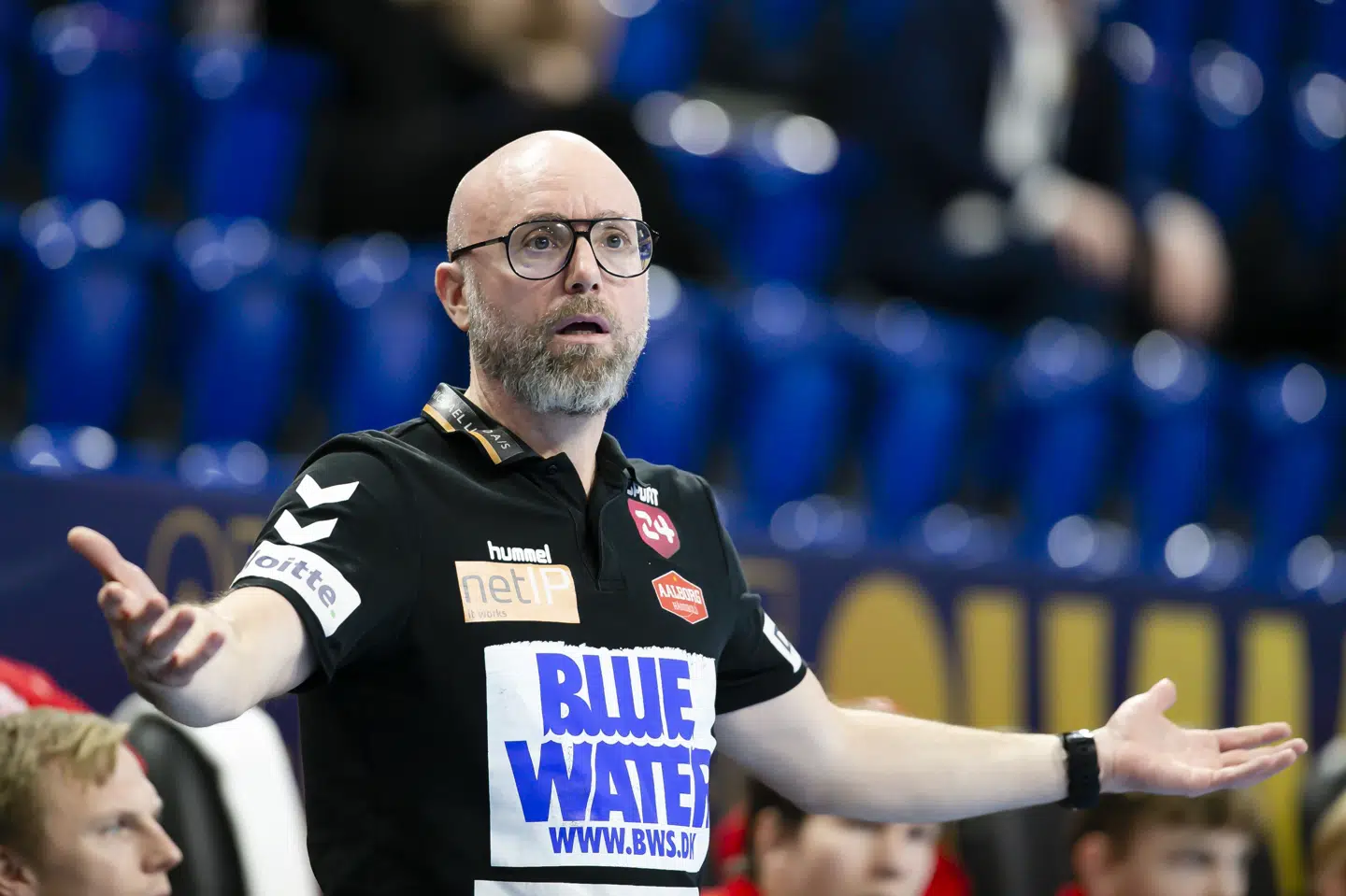 - Det irriterer mig ad helvede til, at vi skal smide to point her, for drengene havde fortjent bedre. De kæmpede forbilledligt, og vi spillede, som vi gerne ville, siger Aalborg-træner Stefan Madsen til Nordjyske. Frank Molter/Ritzau Scanpix