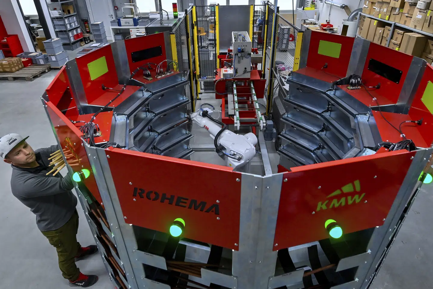 Den tyske eksportvirksomhed Rohema i Markneukirchen i delstaten Sachsen har klaret sig gennem coronakrisen, men har oplevet en stor tilbagegang i salget. Virksomheden fremstiller blandt andet trommestikker. 200.000 par om året plejer det at blive til med et stor marked i Europa. Men også stave og musikinstrumenter for børn indgår i produktionen. Det er blevet holdt i gang ved at medarbejdere har arbejdet på deltid i det vanskelige år 2020. Hendrik Schmidt/Ritzau Scanpix