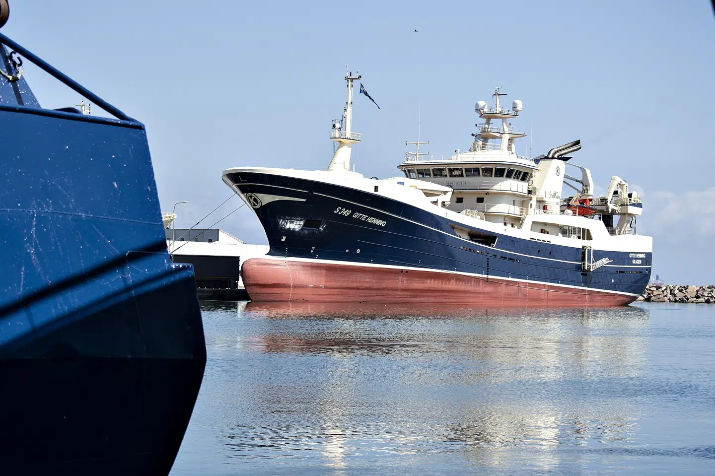 Henning Kjeldsen, der tidligere er blevet omtalt som en af landets rigeste fiskere, ejer blandt andet fiskefartøjet Gitte Henning, der ses på billedet. Nu er fiskeren midtpunkt i en langvarig og omfattende retssag om brud på kvotereglerne. (Arkivfoto). Henning Bagger/Ritzau Scanpix