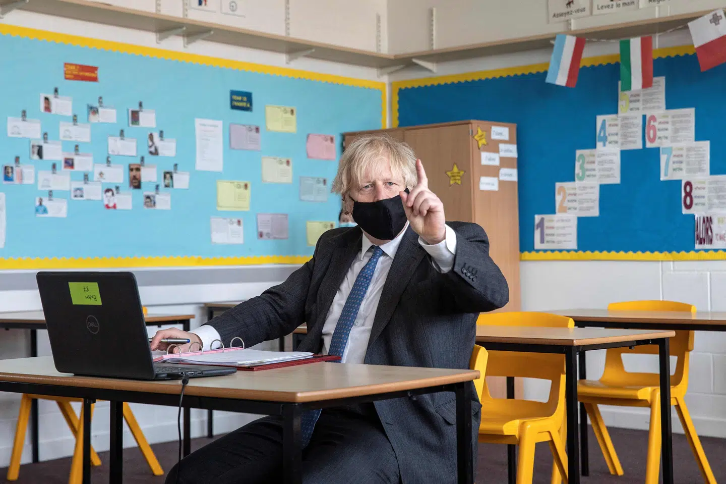 Storbritanniens premierminister, Boris Johnson, besøgte tirsdag en skole for at deltage i online undervisning. Senere samme dag har den britiske regering lovet hjælp til elever, der skal indhente den tabte læring under nedlukningen af landets skoler. Jack Hill/Ritzau Scanpix