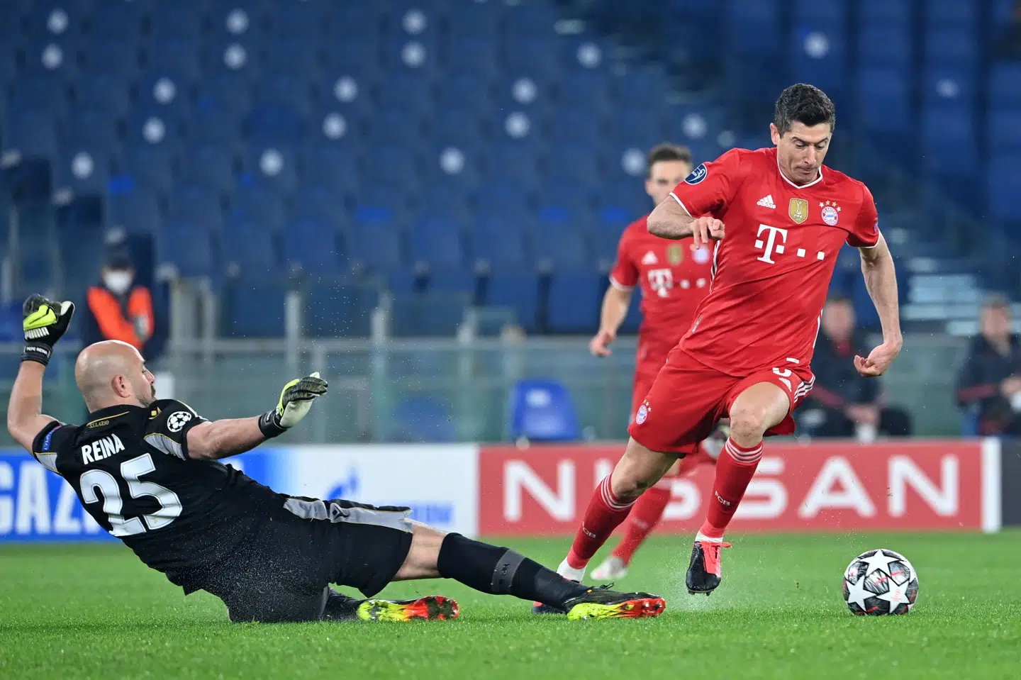 Robert Lewandowski fik foræret en friløber i det niende minut og udnyttede den sikkert til at score det første mål i Bayern Münchens klare sejr over Lazio. Alberto Pizzoli/Ritzau Scanpix