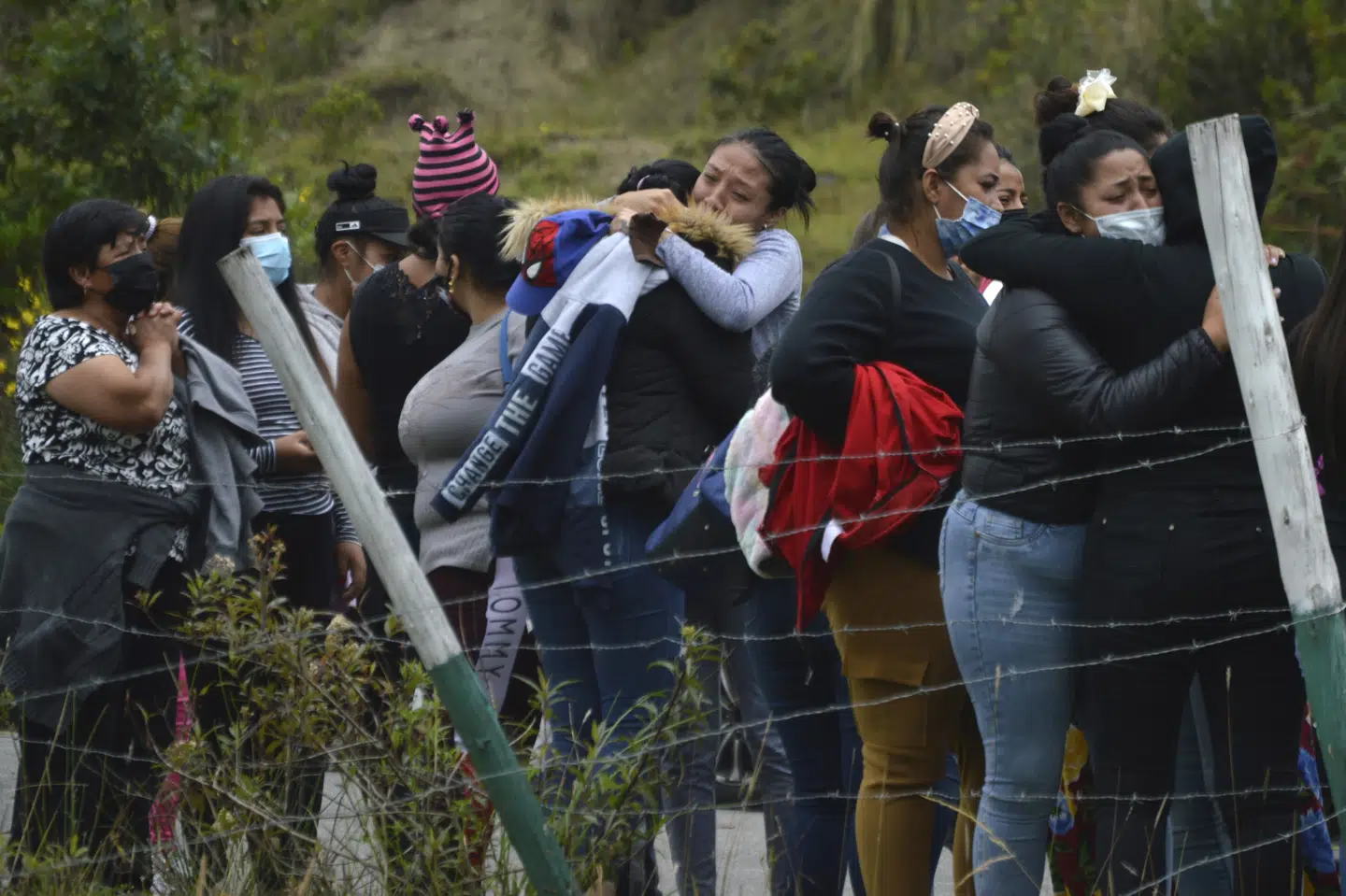 Pårørende til indsatte frygter for deres kære i fængslet Turi i Cuenca i Ecuador, hvor et dødeligt oprør brød ud tirsdag. Boris Romoleroux/Ritzau Scanpix