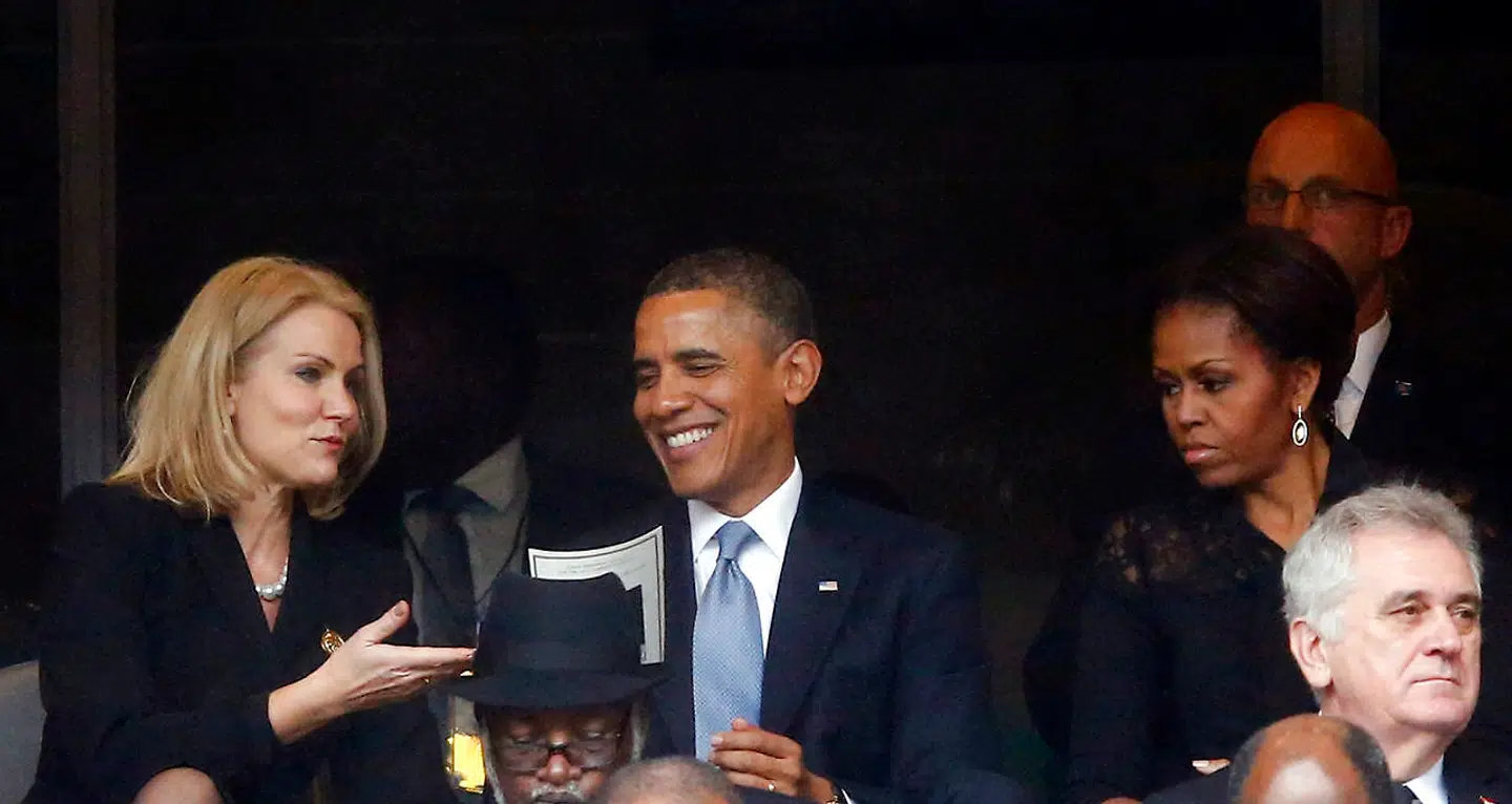 En af årsagerne til, at den sjove episode mellem Obama og Thorning gik verden rundt var også, at Michelle Obama - mere eller mindre bevidst - ser ekstrem sur ud, mens hendes mand morer sig med Thorning.
