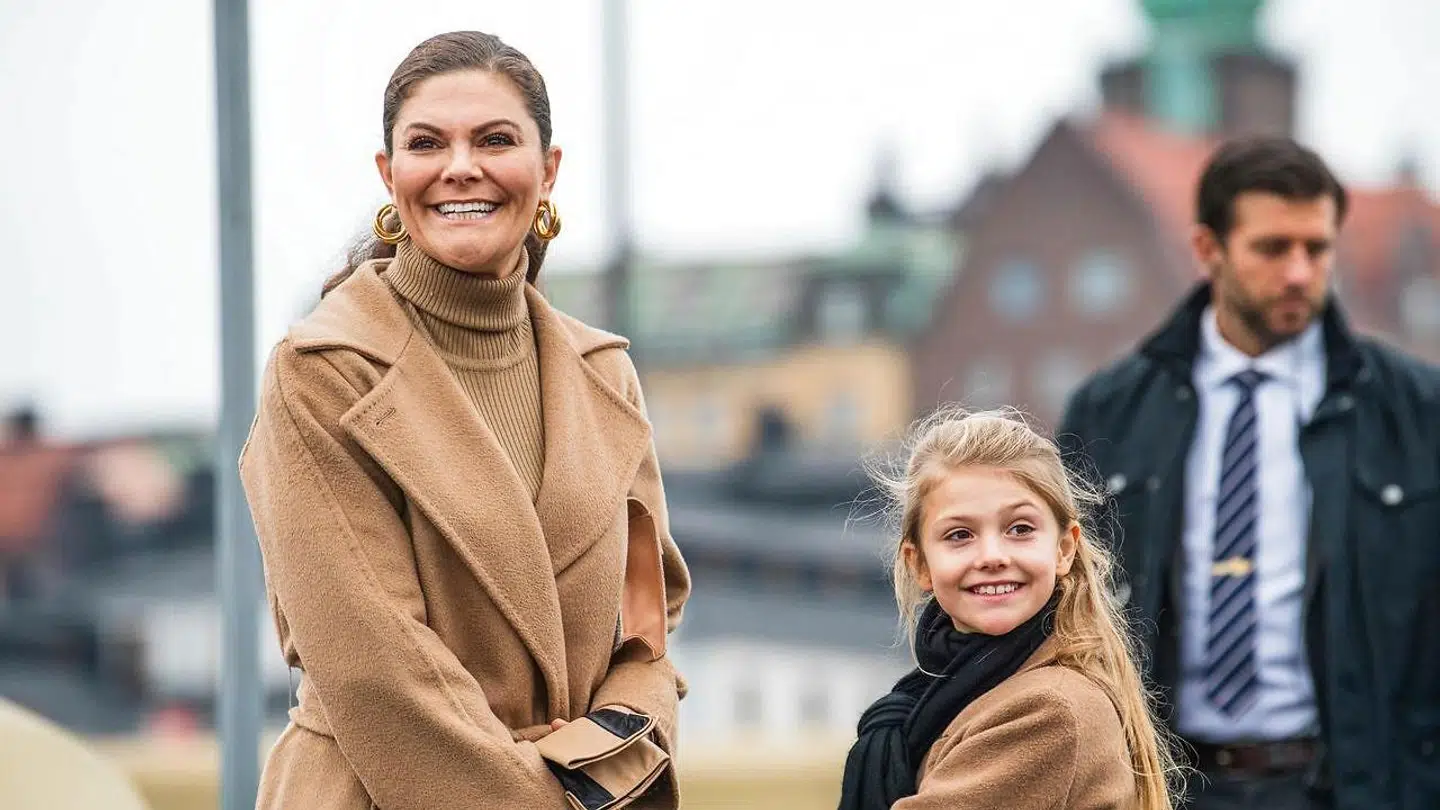 Prinsesse Estelle med sin mor, kronprinsesse Victoria, i oktober 2020.