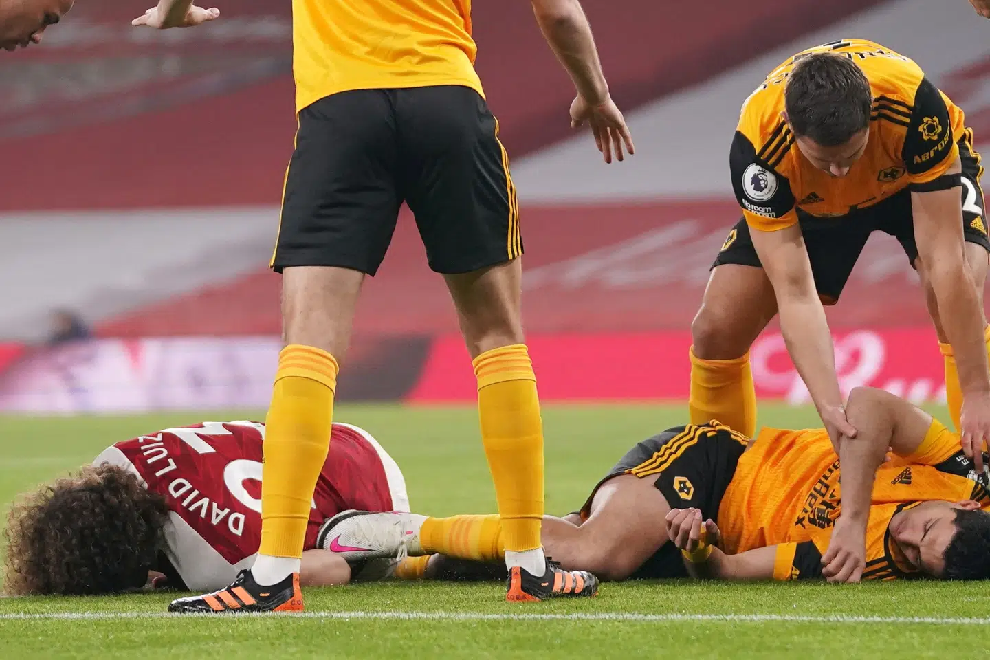 Hovedskader er ikke et sjældent syn i topfodbold. Her ligger Arsenals David Luiz og Wolverhamptons Raul Jimenez i græsset efter at have stødt hovederne sammen. John Walton/Reuters