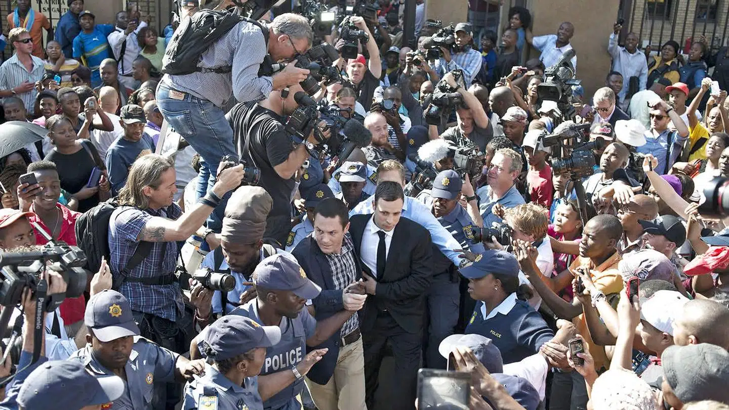 Oscar Pistorius forlader retten den 11. september 2014. Retssagen har været en af de mest omtalte i Sydafrikas historie.