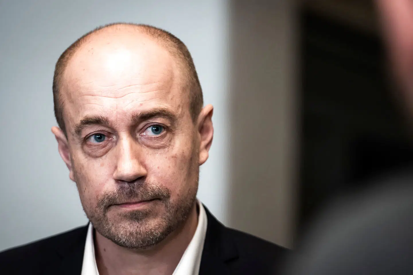 Magnus Heunicke (S) taler med pressen efter dagens samråd. Sundheds- og ældreminister Magnus Heunicke (S) er kaldt i samråd mandag den 22. februar kl. 12.30-13.30. Magnus Heunicke er blevet bedt om at svare på hvorfor Sundhedsstyrelsens sundhedsfaglige skriftlige bidrag og perspektiver til forslag til ny epidemilov ikke er tilgået Folketinget og offentligheden.. (Foto: Emil Helms/Ritzau Scanpix)