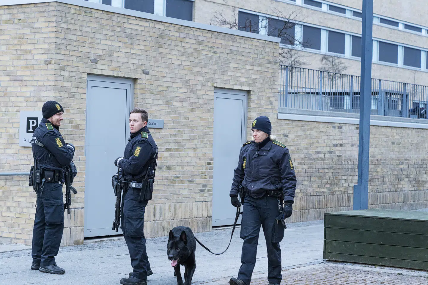 Bevæbnede betjente stod ved Retten i Holbæk, hvor det tirsdag bliver besluttet, hvorvidt seks personer fortsat skal sidde varetægtsfængslet i en terrorsag. Sigtelserne mod de seks er fortsat ukendt for offentligheden. Claus Bech/Ritzau Scanpix