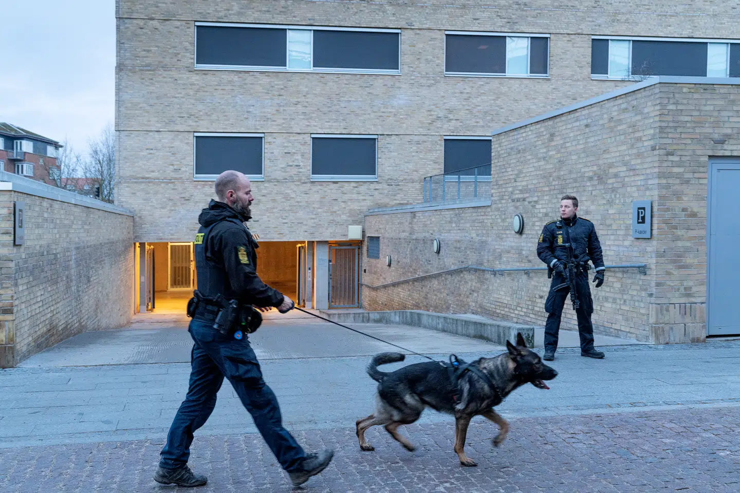 Betjente bevogter retsbygningen i Holbæk.