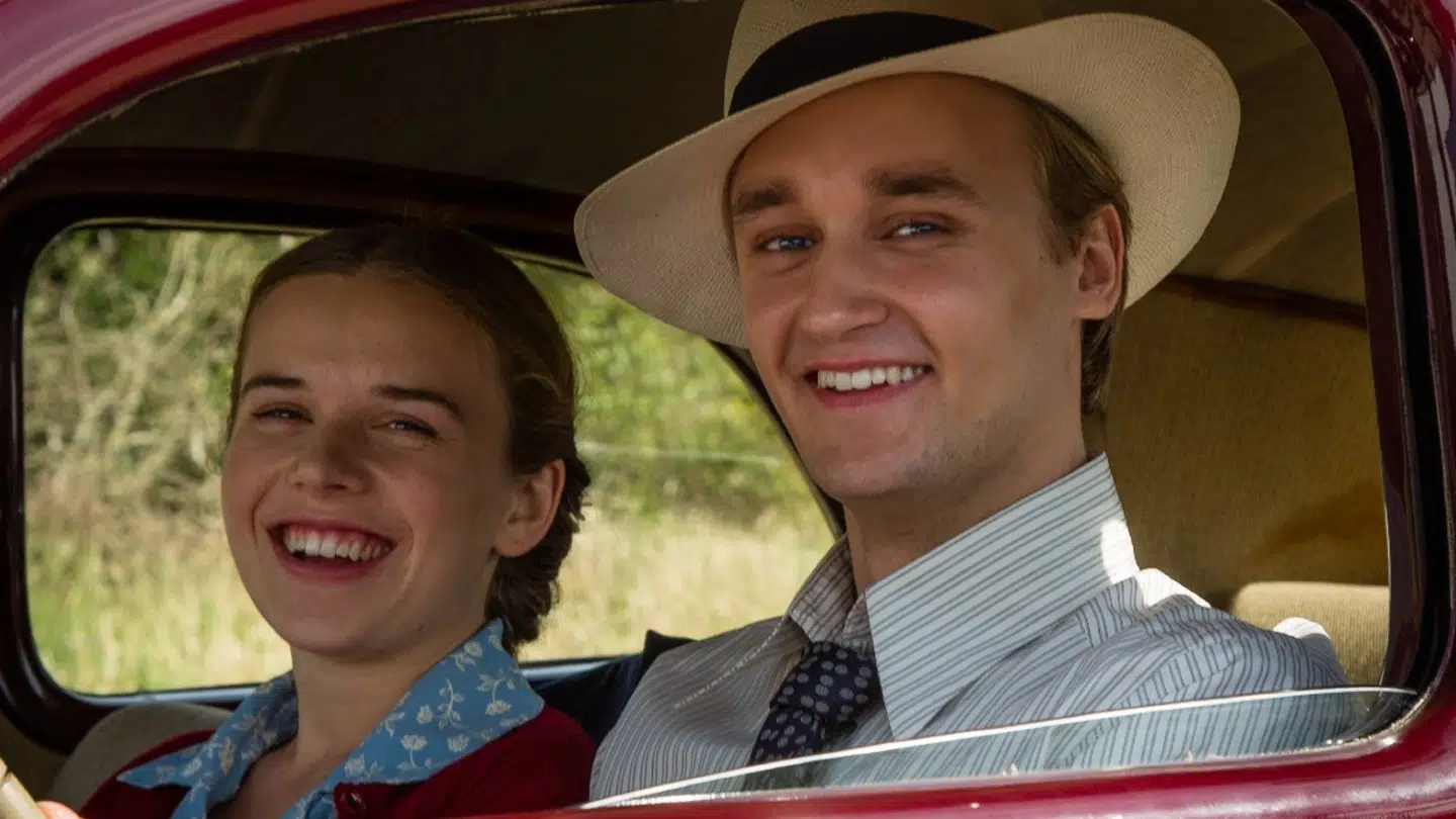 Laura Kjær og Lue Støvelbæk som Nana og Leslie i 'Badehotellet'.