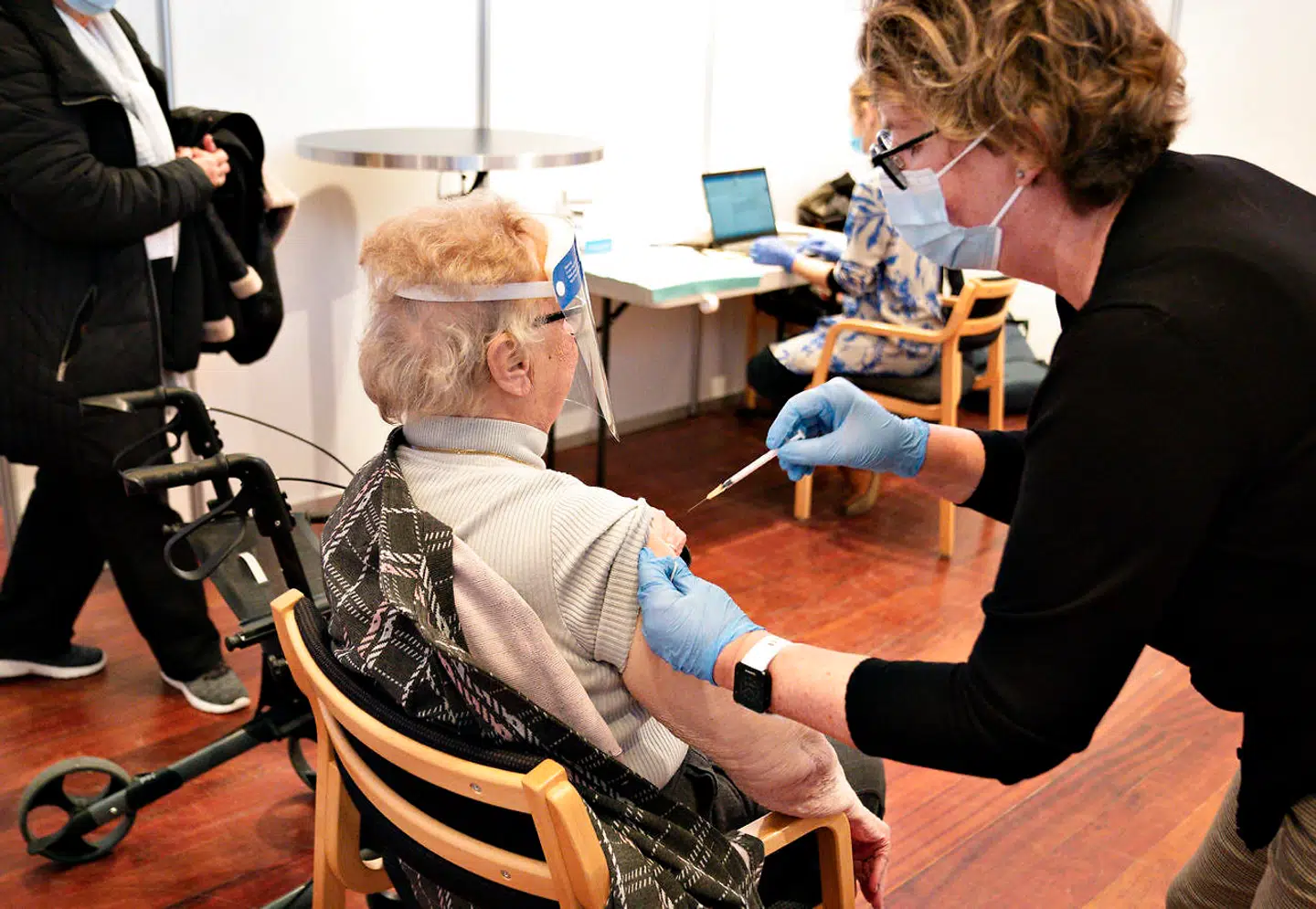 Ældre på plejehjem er nu vaccineret. Nu skal sundhedspersonale vaccineres.