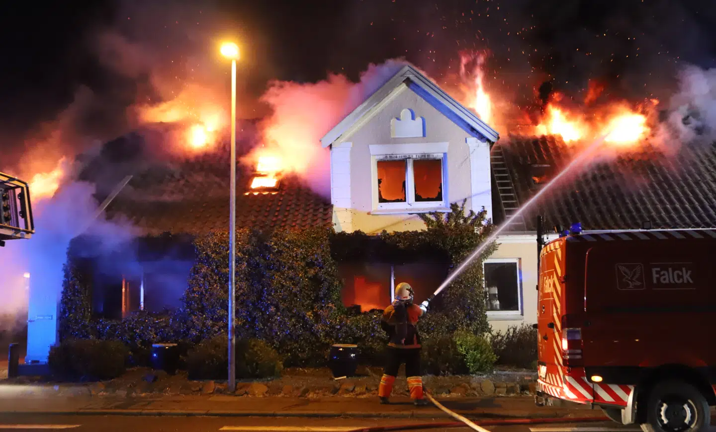 Det så voldsomt ud, da en villa med tilhørende malerværksted mandag aften brød i brand.