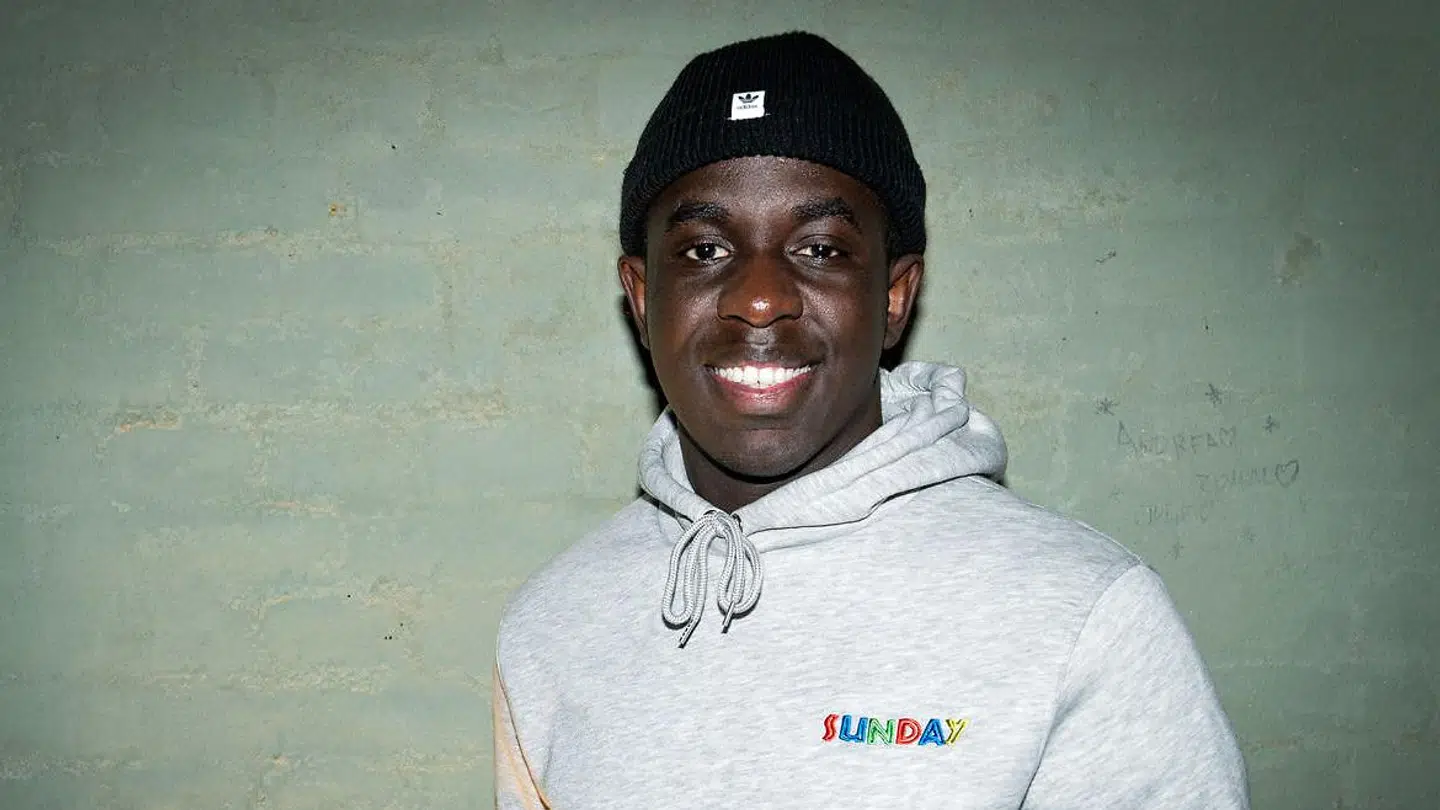 Komiker Melvin Kakooza har fået fjernet en godartet hjernetumor.