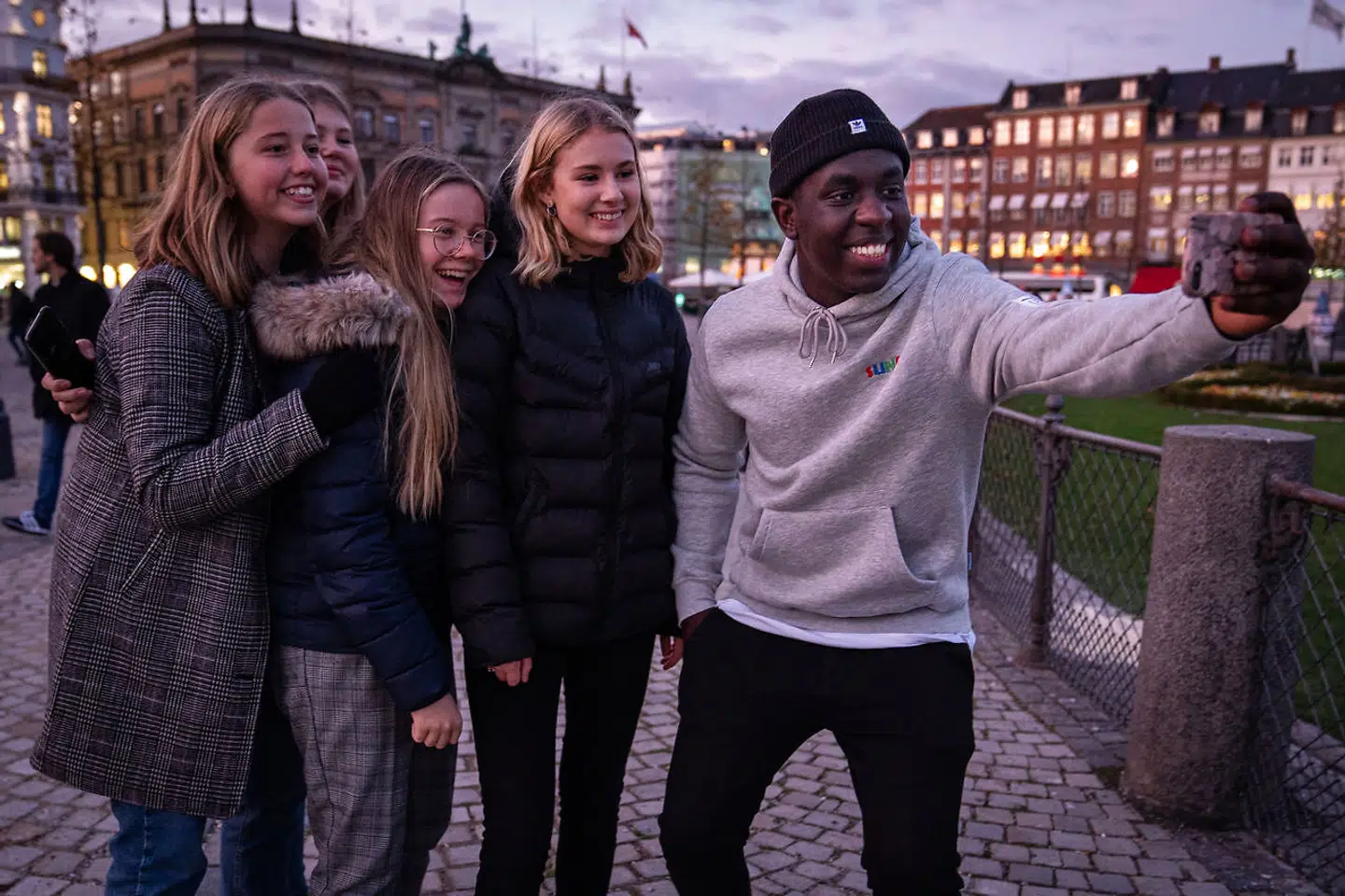 Komiker Melvin Kakooza er populær, og han skulle have været årets 'X Factor'-vært. Men det kan han desvære ikke nu, hvor han er sygemeldt.