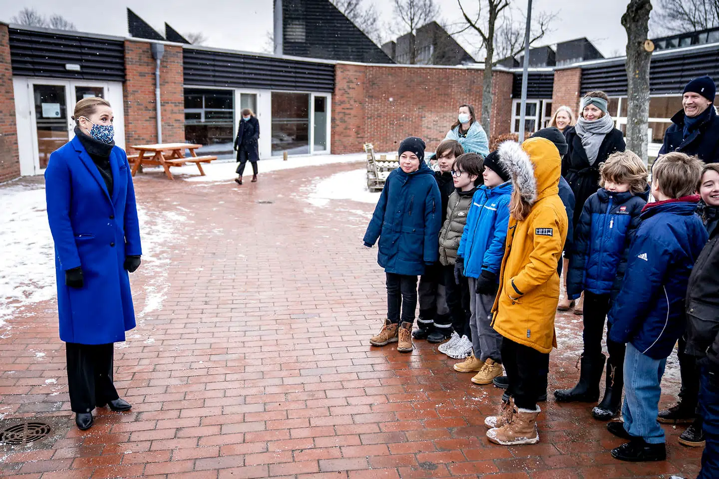 Pupils at Allerslev Skole in Lejre, on the island of Sealand are welcomed by Prime Minister Mette Frederiksen Monday morning Feb. 8, 2021 after the Corona pandemic lockdown in Denmark. Students from 0th. to 4th. class are back on schools throughout Denmark. Prime Minister Mette Frederiksen said Monday "Its uncertain when the older students can come to school ".. (Foto: Mads Claus Rasmussen/Ritzau Scanpix)