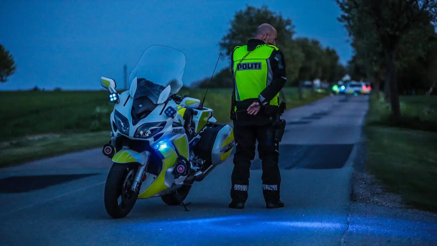 Politiet er lørdag aften massivt til stede på Grønagervej i Hårlev. Foto: Presse-fotos.dk