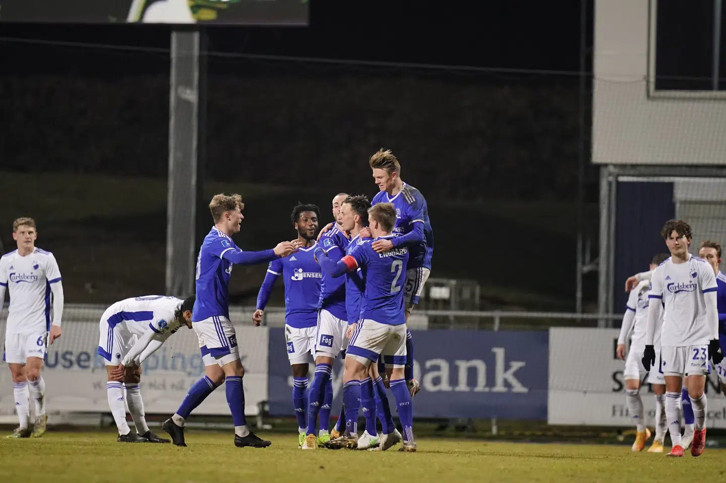 Lyngby-spillerne fejrer en af Mathias Hebo Rasmussens scoringer. Liselotte Sabroe/Ritzau Scanpix