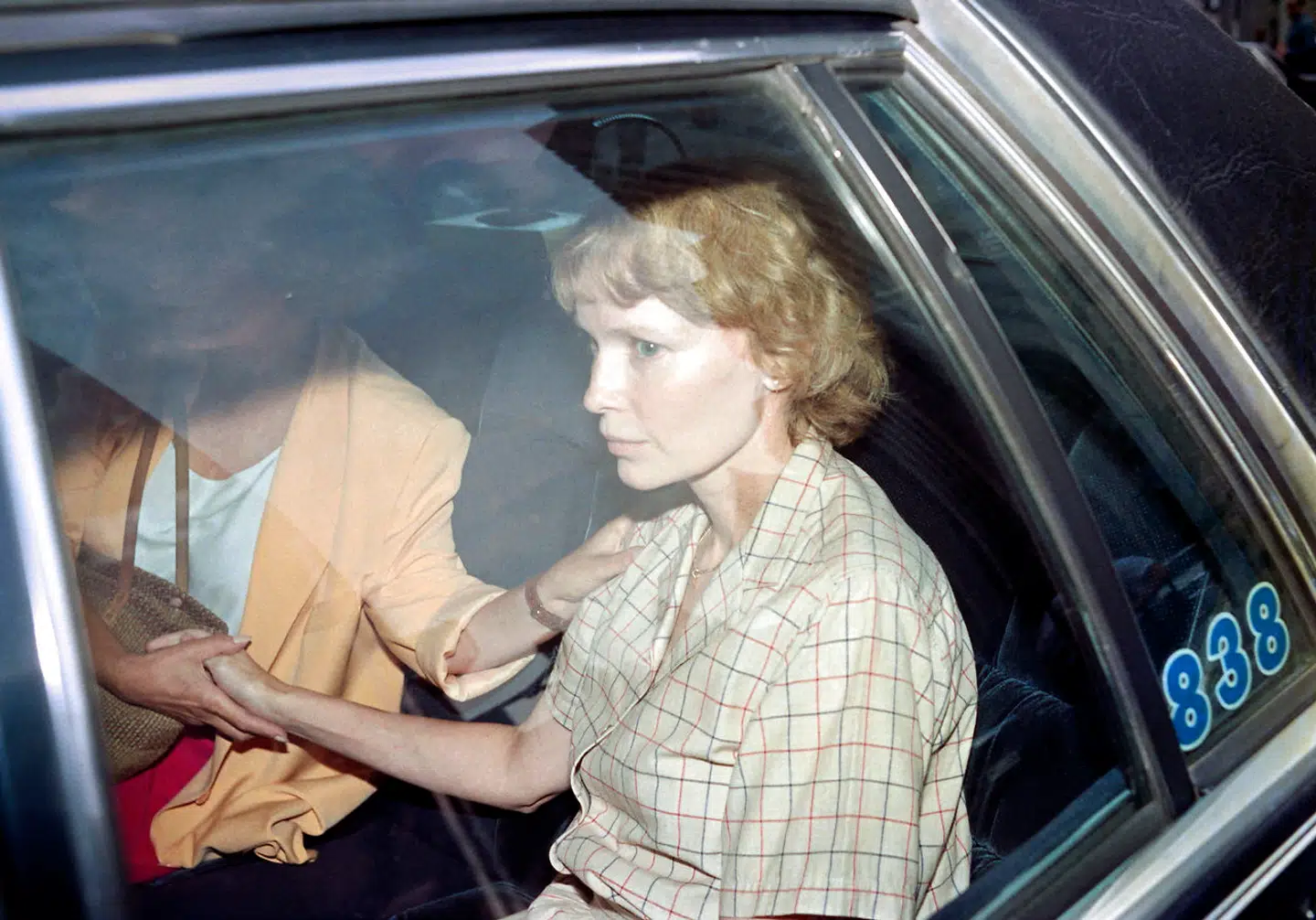 Mia Farrow fotograferet i august 1992. På vej i retten.