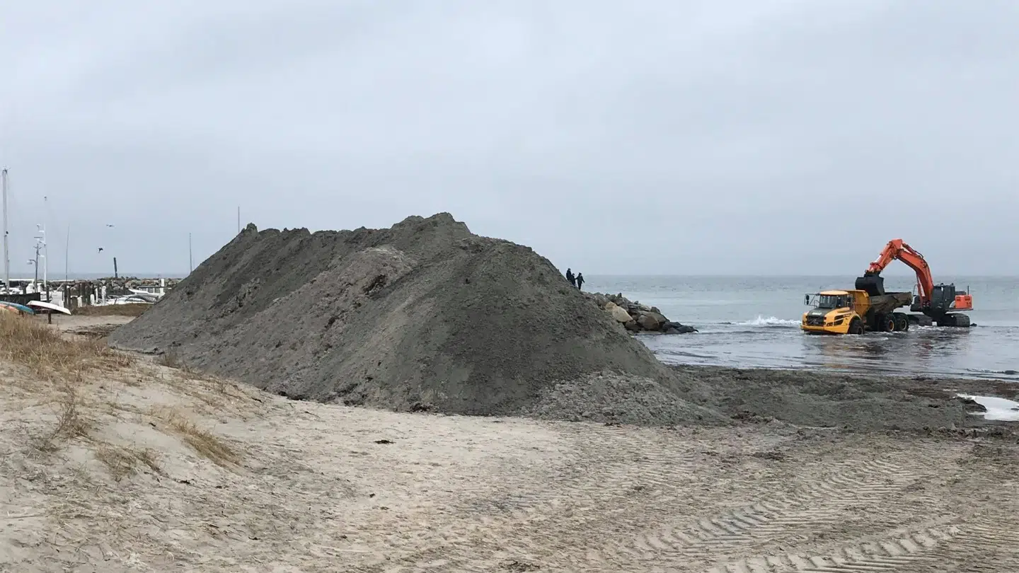 En syvårig dreng slap med skrækken, da han sad fast i et bjerg af sand. Foto: Hornbæk Havn