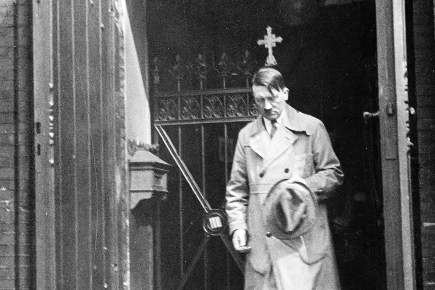 Adolf Hitler på vej ud af en kirke i Bremerhaven i Tyskland i 1932. Nyopdagede breve tyder på, at Adolf Hitler var under stærk påvirkning af sin far. Det skriver en historiker i en ny bog om den nazistiske leder ifølge dpa. Unknown/Ritzau Scanpix