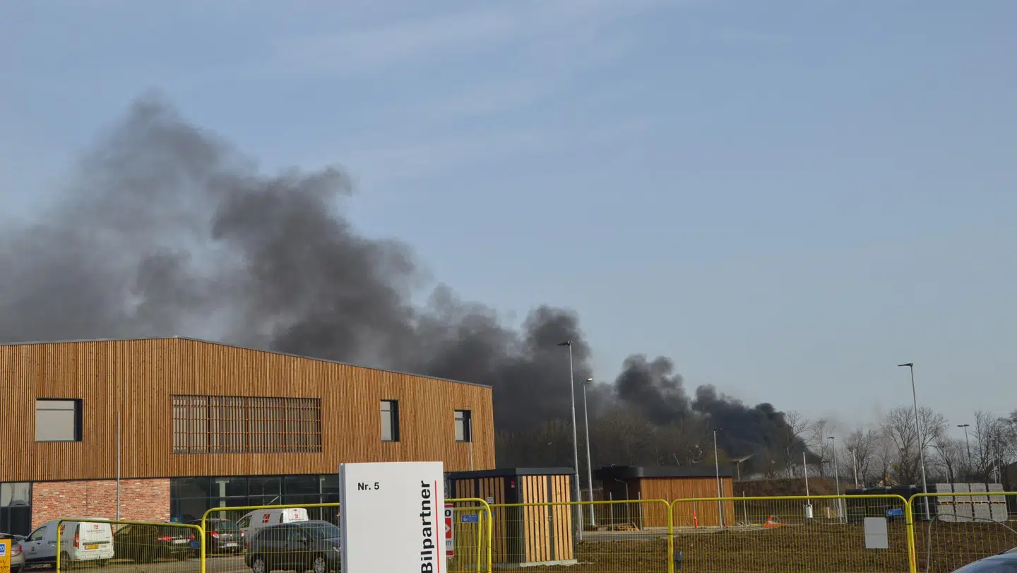 Røgen fra branden kan ses på lang afstand.