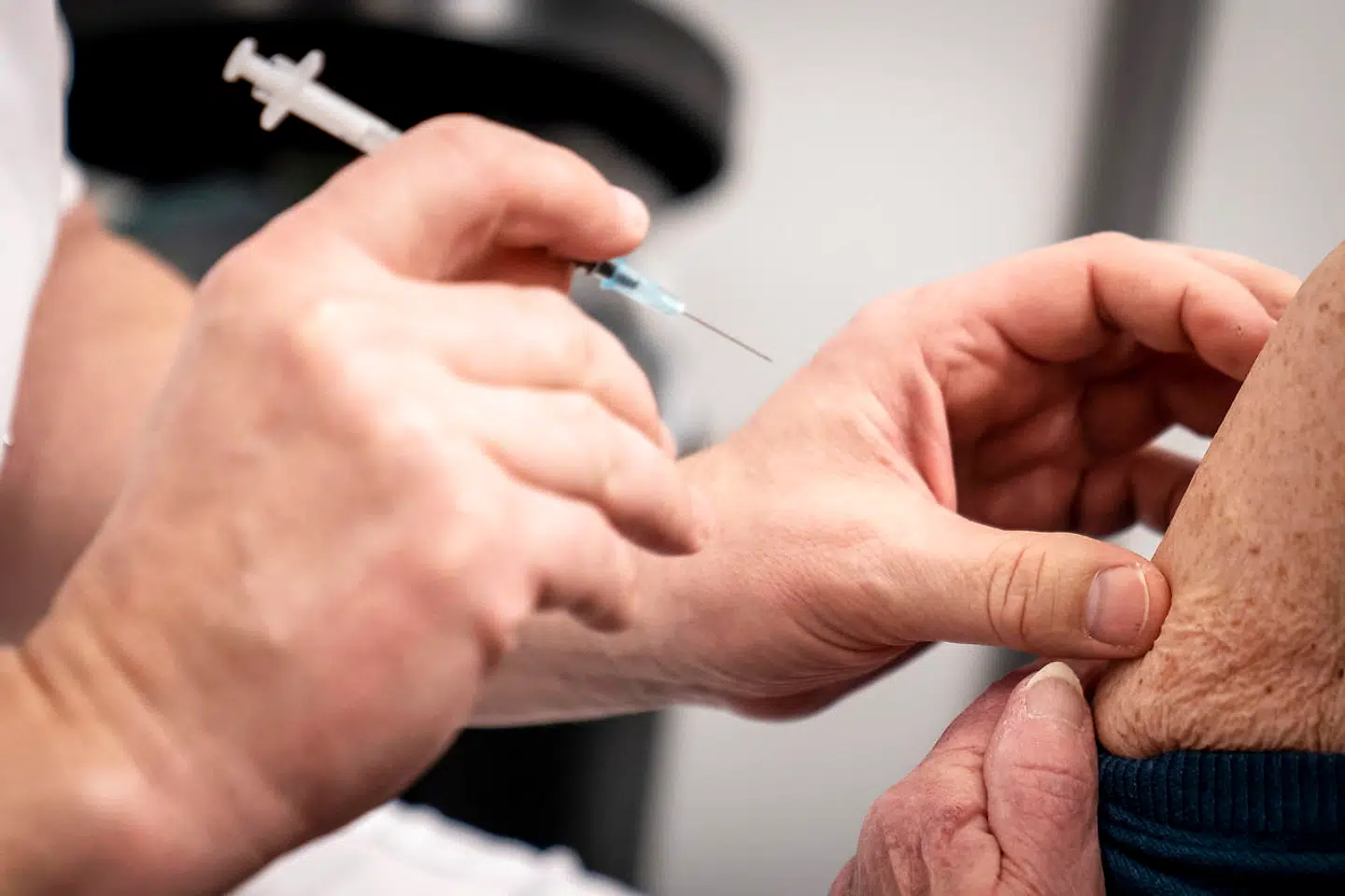 Tove på 93 år får Moderna-vaccine af Rúní på Region Hovedstadens nye covid-19-vaccinationscenter i Ishøj Idræts & Fritidscenter Vejledalen tirsdag 9. februar 2021.