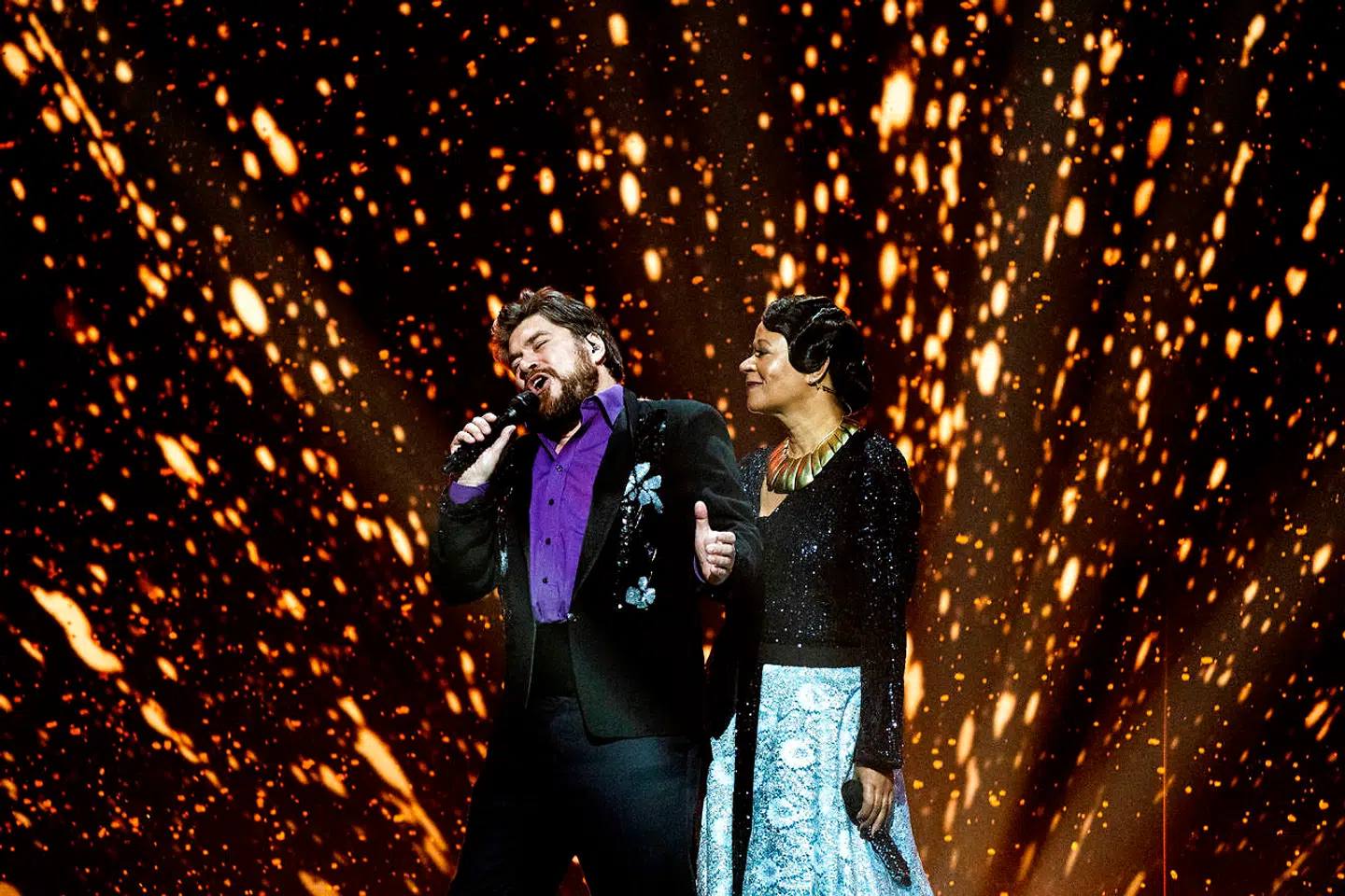 Værterne Rasmus Bjerg og Hella Joof. Dansk Melodi Grand Prix 2020 i Royal Arena, København, lørdag den 7. marts 2020.