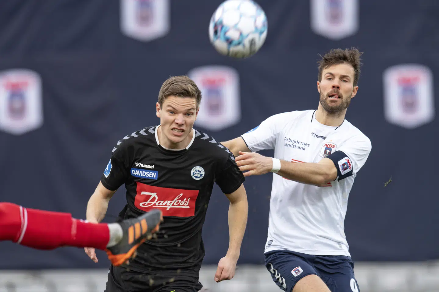 Stefan Gartemann (til venstre) begik straffespark og modtog sit andet gule kort i kampen, og så kunne Patrick Mortensen (til højre) bringe AGF foran med 1-0. Bo Amstrup/Ritzau Scanpix