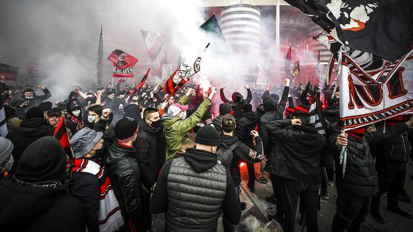 Fans var samlet i massevis foran San Siro inden Milan-derbyet.