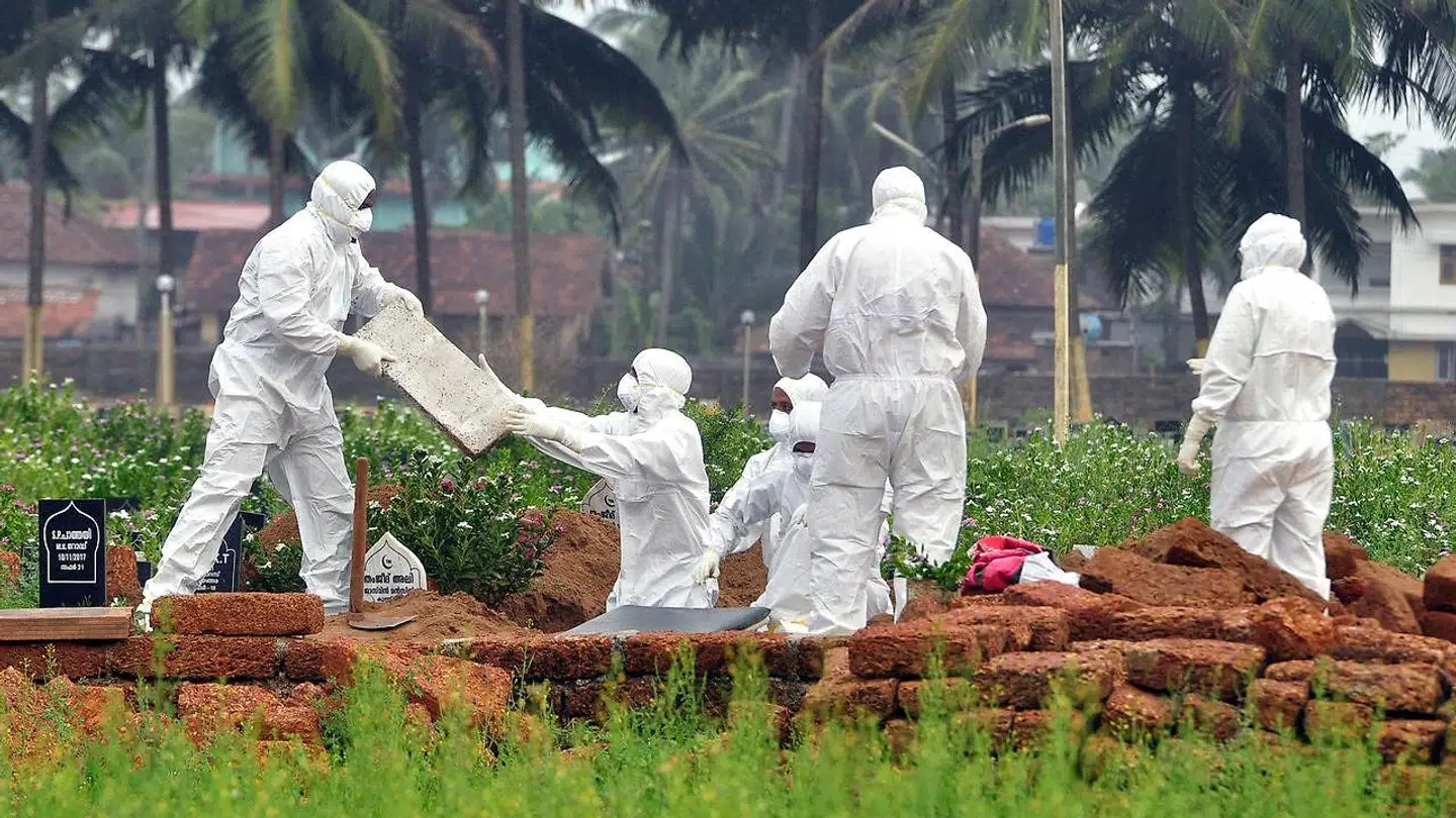 Tilbage i 2018 hærgede Nipah-virussen i Indien. Her begraves en inder.