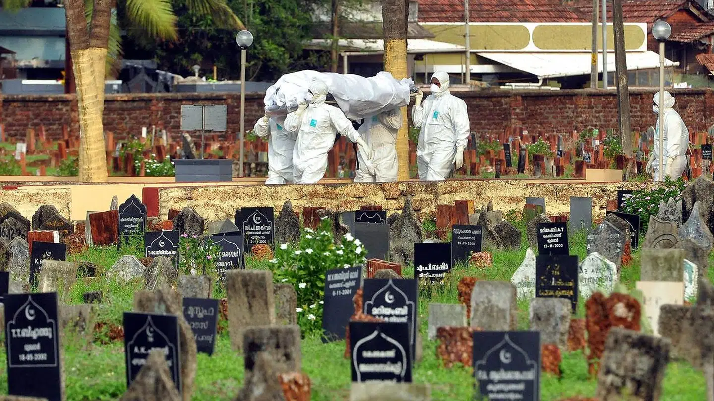 Tilbage i 2018 hærgede Nipah-virussen i Indien. Her begraves en inder.