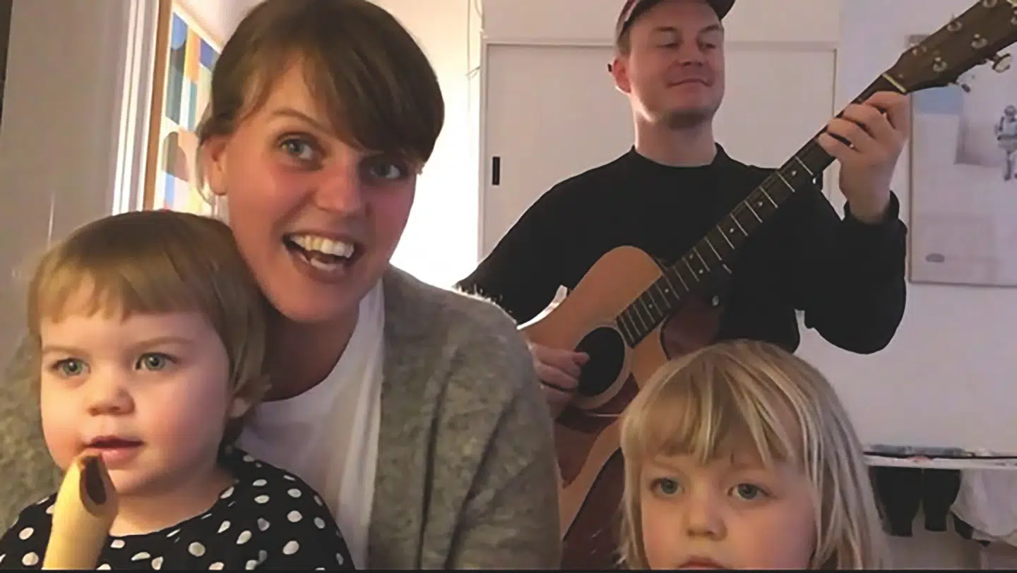 Katrine Muff med sin mand Anders, som hun var ulykkeligt forelsket i de første syv år, og deres to døtre,Alice og Inga. Billedet er et screendump fra den første corona-nedlukning, hvor parret hver morgen stod foronline morgensang, som blev lagt ud på Johan Borups Højskoles facebookside.