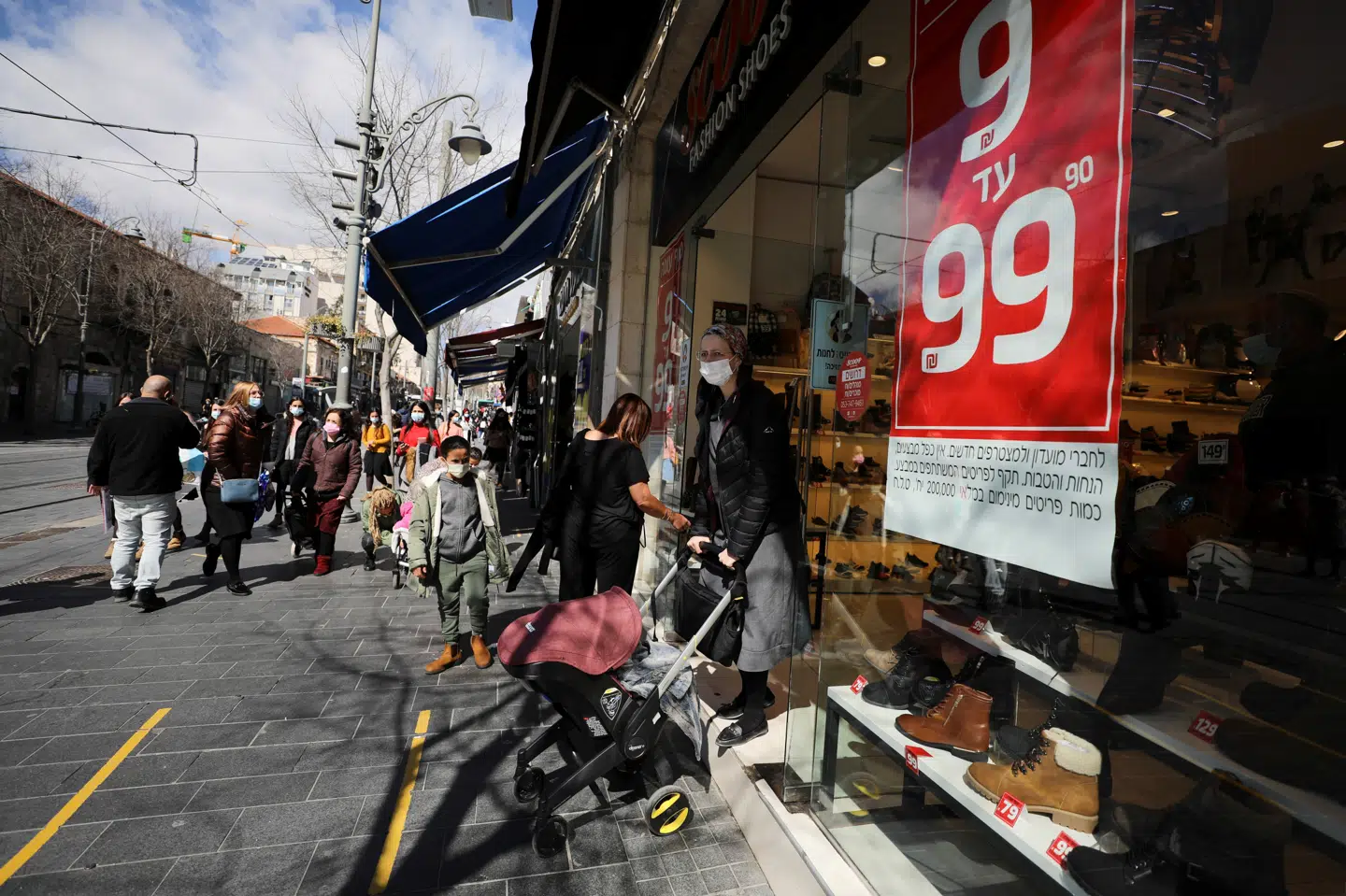Næsten halvdelen af Israels befolkning har fået enten et eller to vaccinestik. (Arkivfoto) Ammar Awad/Reuters