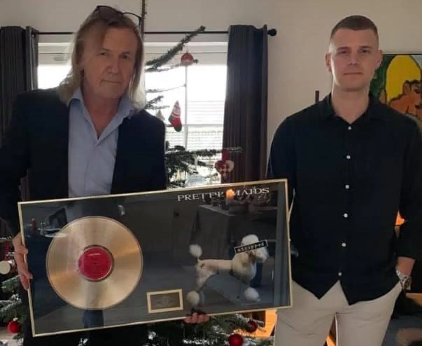 Det var hårdt at skulle fortælle børnene, at kræften var vendt tilbage. Her ses Paul Christensen dog i et stolt øjeblik med sønnen, Patrick, som arbejder på pladeselskabet Sony Music og for et par år siden kunne overrække sin far en guldplade for Pretty Maids-albummet 'Stripped'.