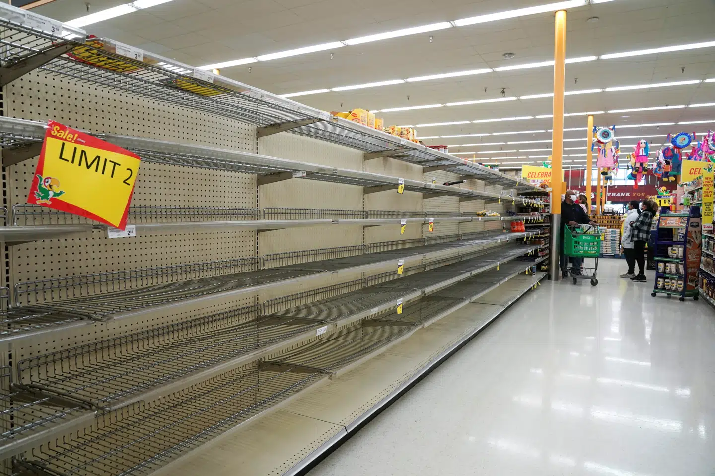 Tomme butikker. Texanerne har hamstret under krisen med vintervejret. Billedet er fra et supermarked i Houston fredag. Normalt er hylderne her fyldt med snacks. Go Nakamura/Reuters