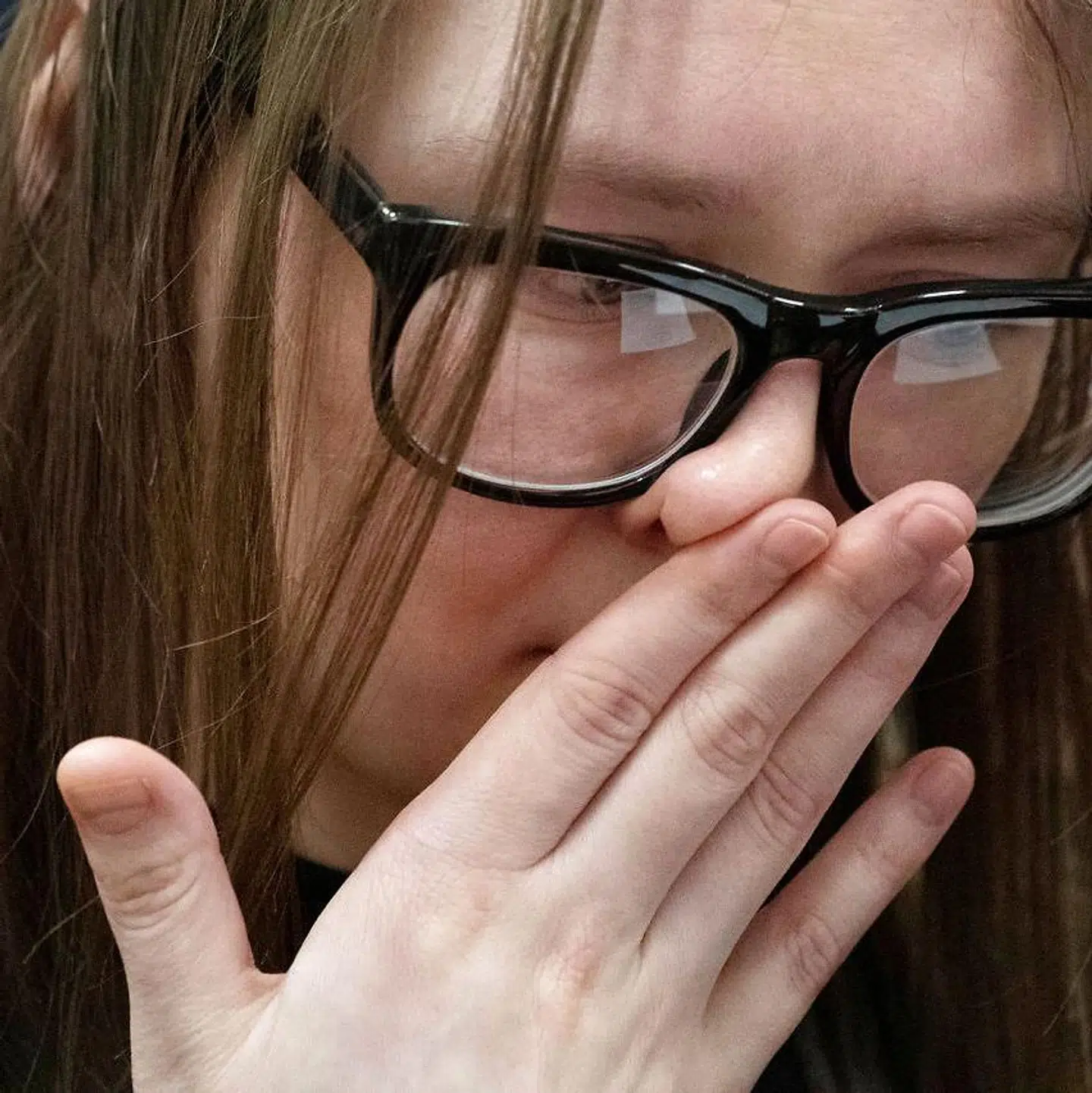 En påvirket Anna Sorokin modtager sin dom.