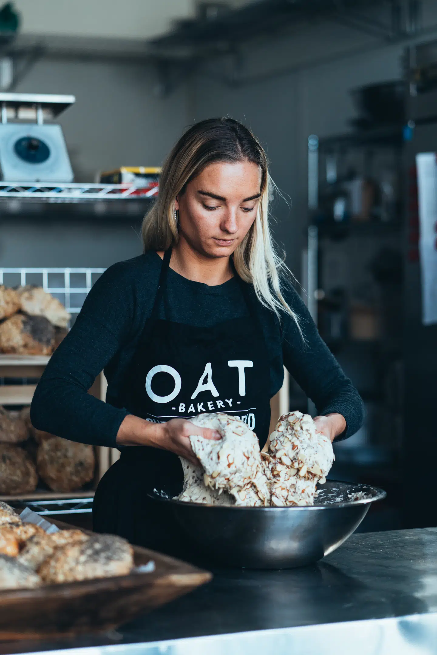Hos Oat Bakery bliver der brugt masser af kerner, grøntsager og nødder, og alt bliver æltet i hånden.