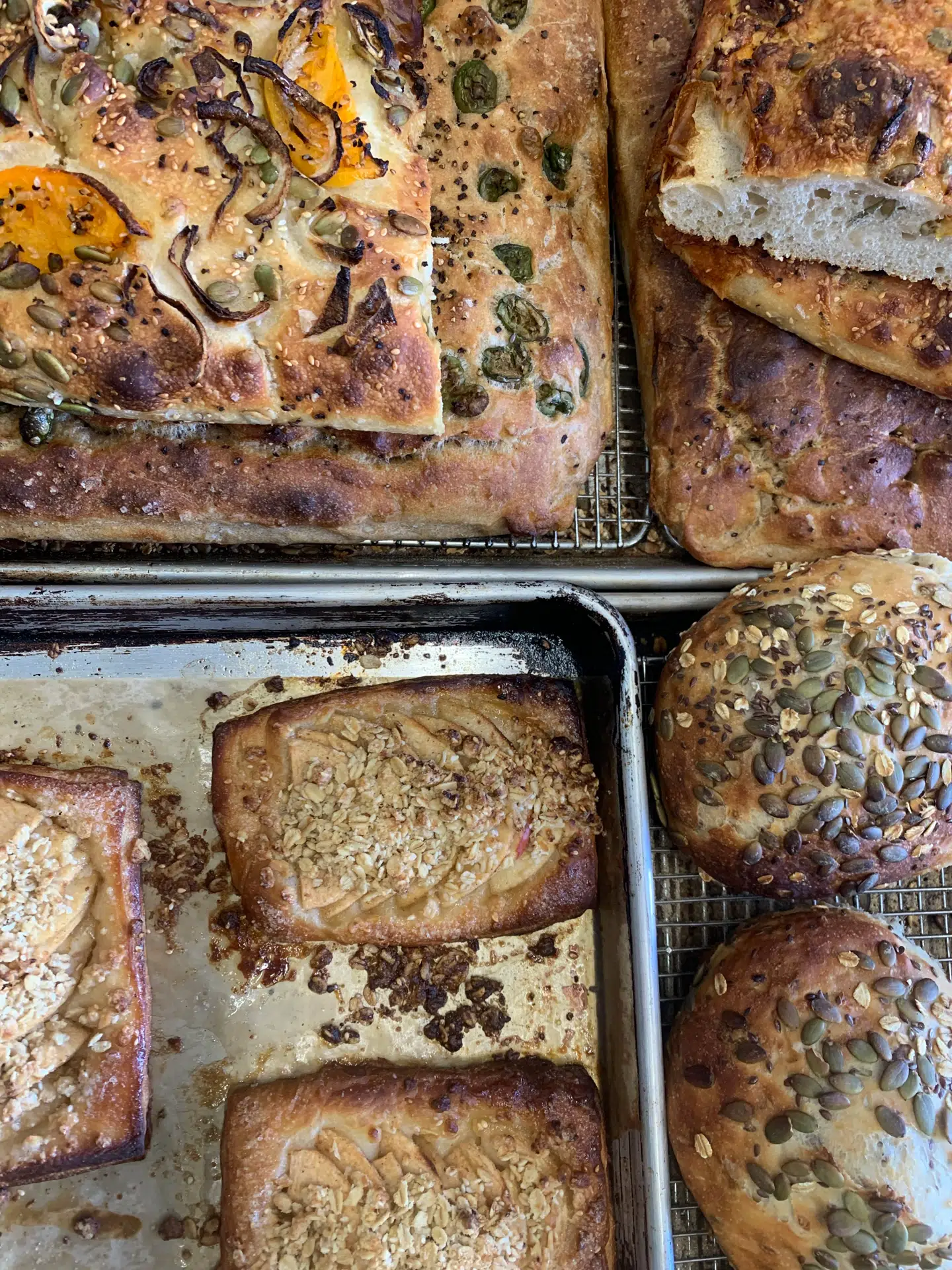 Stort set alt brød fra Oat Bakery er baseret på en grundopskrift fra Louises mor, som Louise sidenhen har videreudviklet.