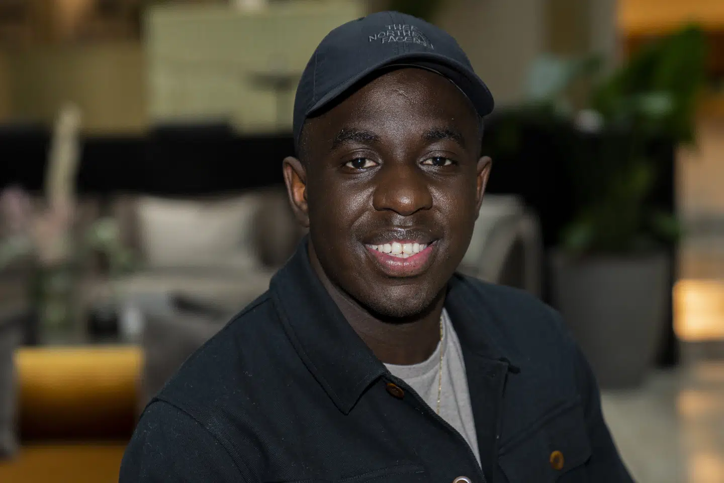 - Det har været en mega hemmelighedsfuld tid, og det har kriblet i maven over, at det skulle ud, at jeg bliver barselsvikar for Sofie (Linde, red.). Men det var først, da nyheden kom ud, at det rigtigt gik op for mig, at nu kører det!, lyder det fra Melvin Kakooza, som byder seere, dommere og deltagere velkommen til det første liveshow i X Factor den 26. februar. Martin Sylvest/Ritzau Scanpix