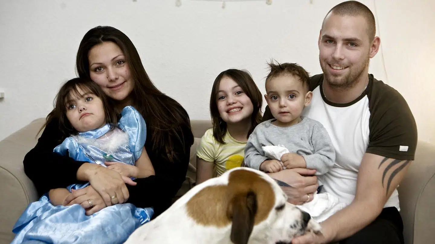Arkivfoto af 'Årgang 0'-Stephanie med sin mor, Christina, sine fire yngre søskende samt sin daværende stedfar Martin Rohrberg.