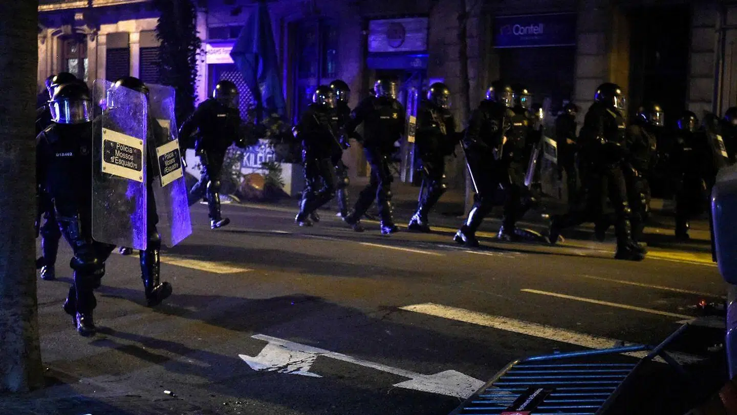 Billede fra urolighederne i Barcelona natten til fredag.