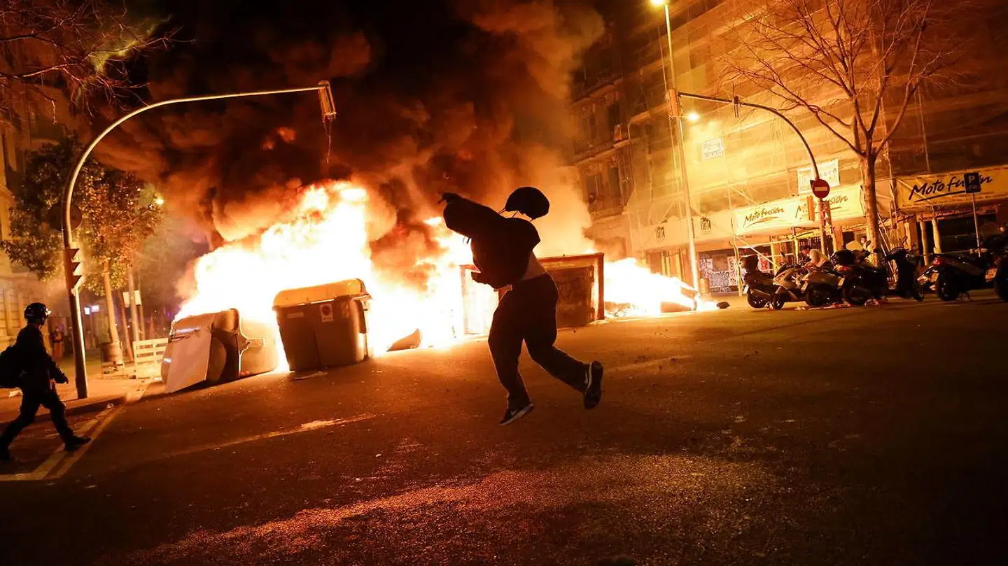 Billede fra urolighederne i Barcelona natten til fredag.