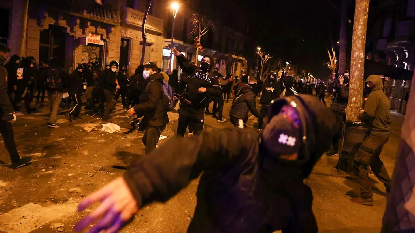 Billede fra urolighederne i Barcelona natten til fredag.