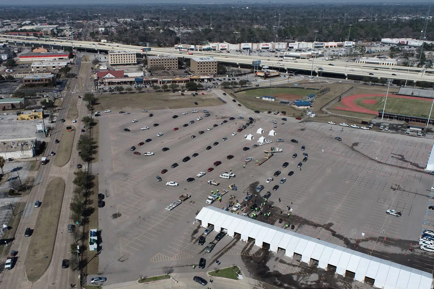 Der er fredag lokal tid lange bilkøer til at få gratis vand i Houston i Texas efter vinterkaos i sydstaten. Her ses en kø uden for Delmar Stadium. Drone Base/Reuters