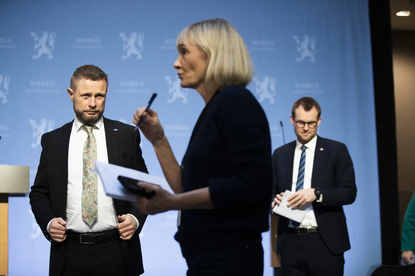 Norges sundhedsminister, Bent Høie (t.v.), har i årevis talt mod at afkirminalisere narkotika, men nu har han sammen med resten af regeringen præsenteret nyt forslag, der skal hjælpe i stedet for at straffe personer med narkotika. Berit Roald/Ritzau Scanpix