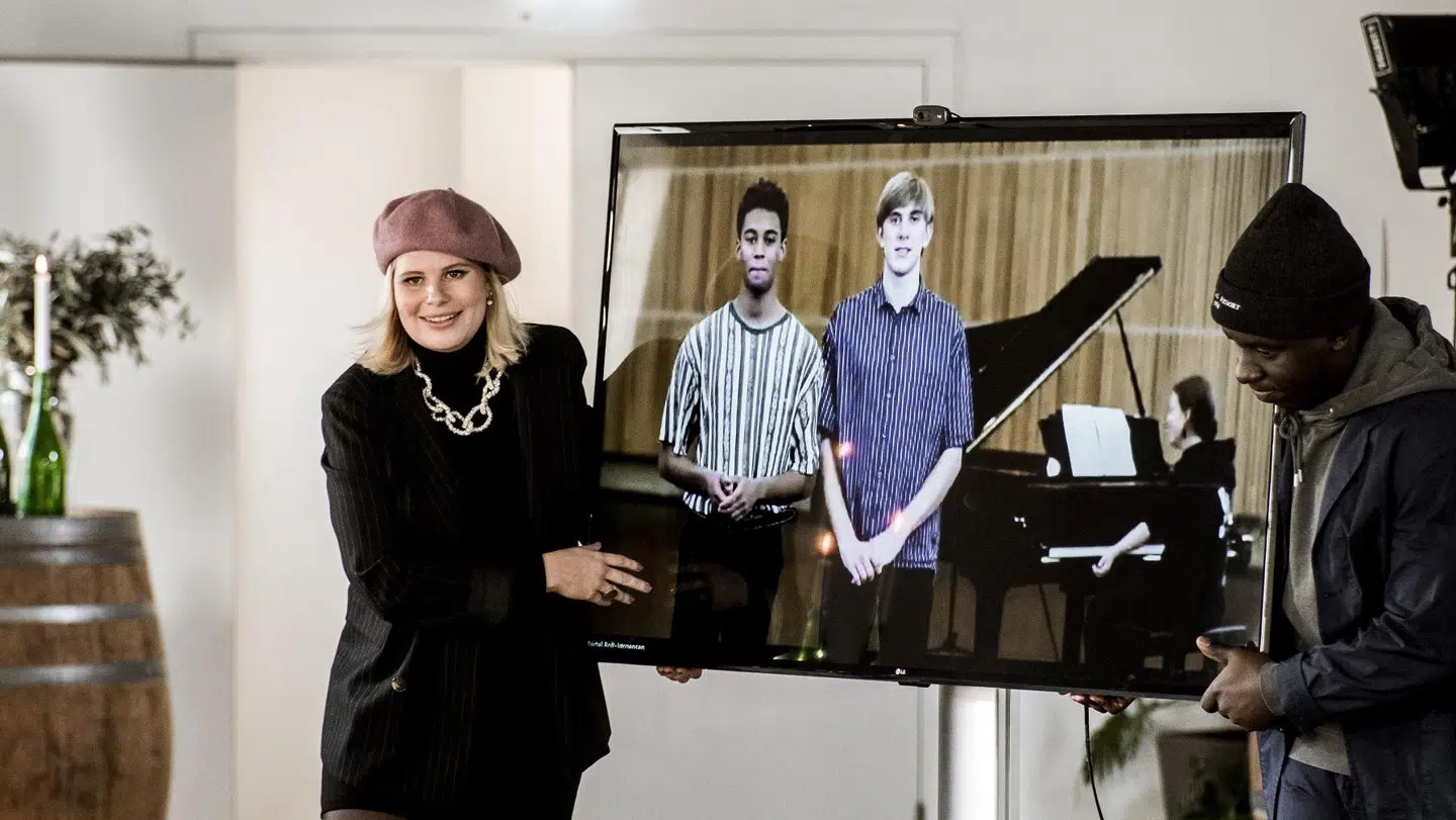 Sofie Linde og Melvin Kakooza præsenterer Simon og Marcus for Thomas Blachman.