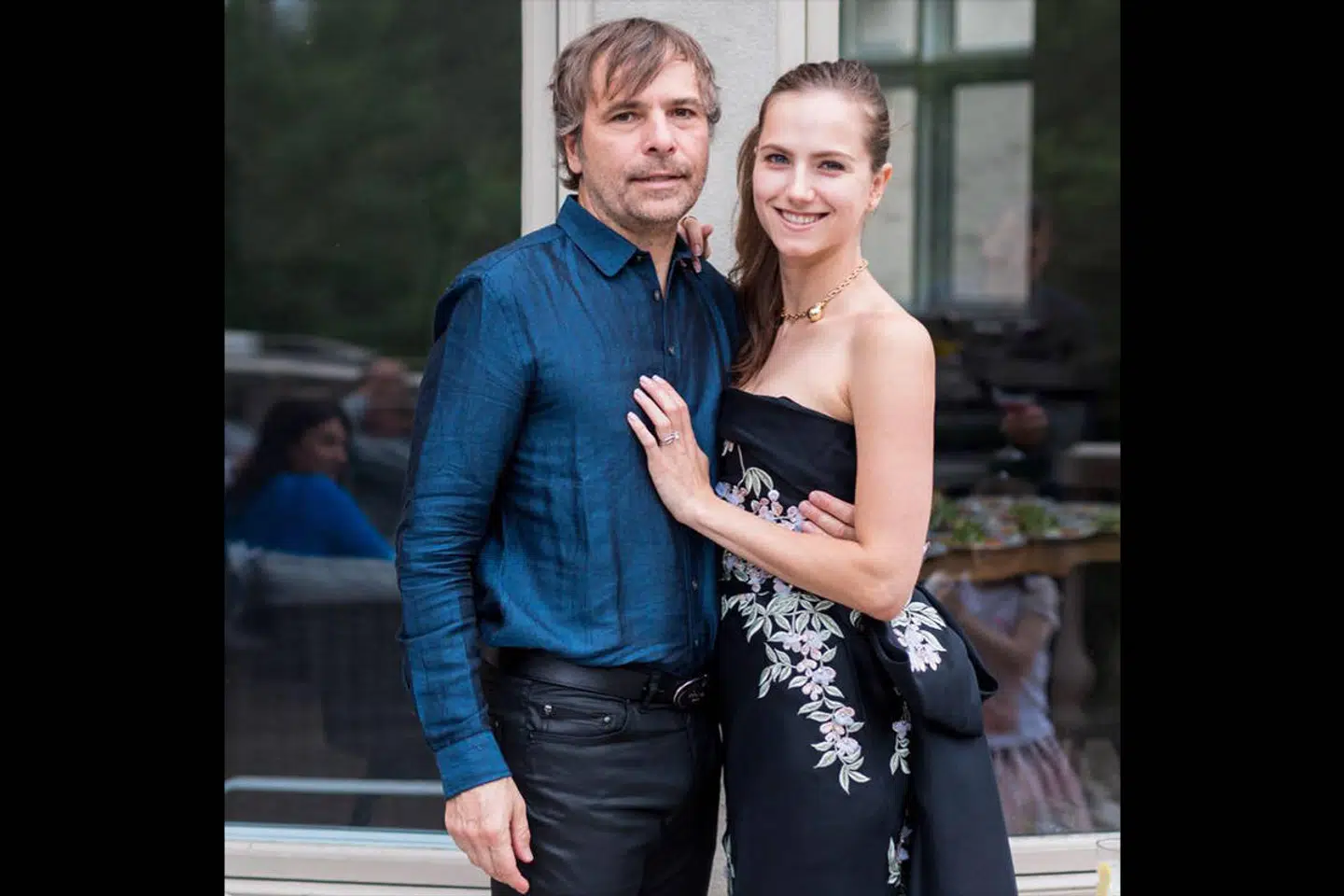 Mangemillionærparret Rodney (55) og Ekaterina Baker (32) snød sig til vaccine - via privatfly.