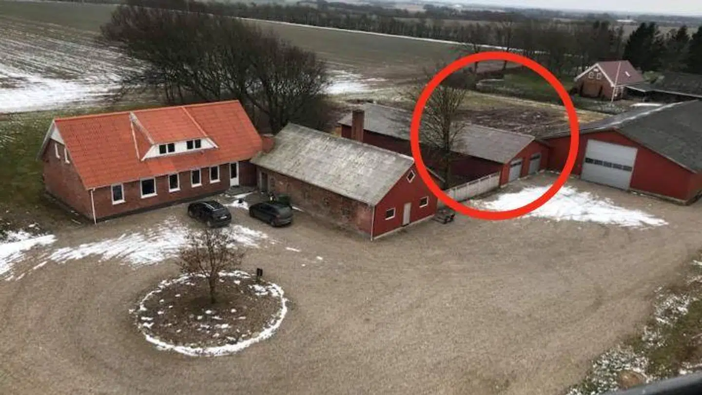 Henks garage ligger cirka 20 meter fra stuehuset og er markeret med en rød ring på billedet her. Foto: Privat