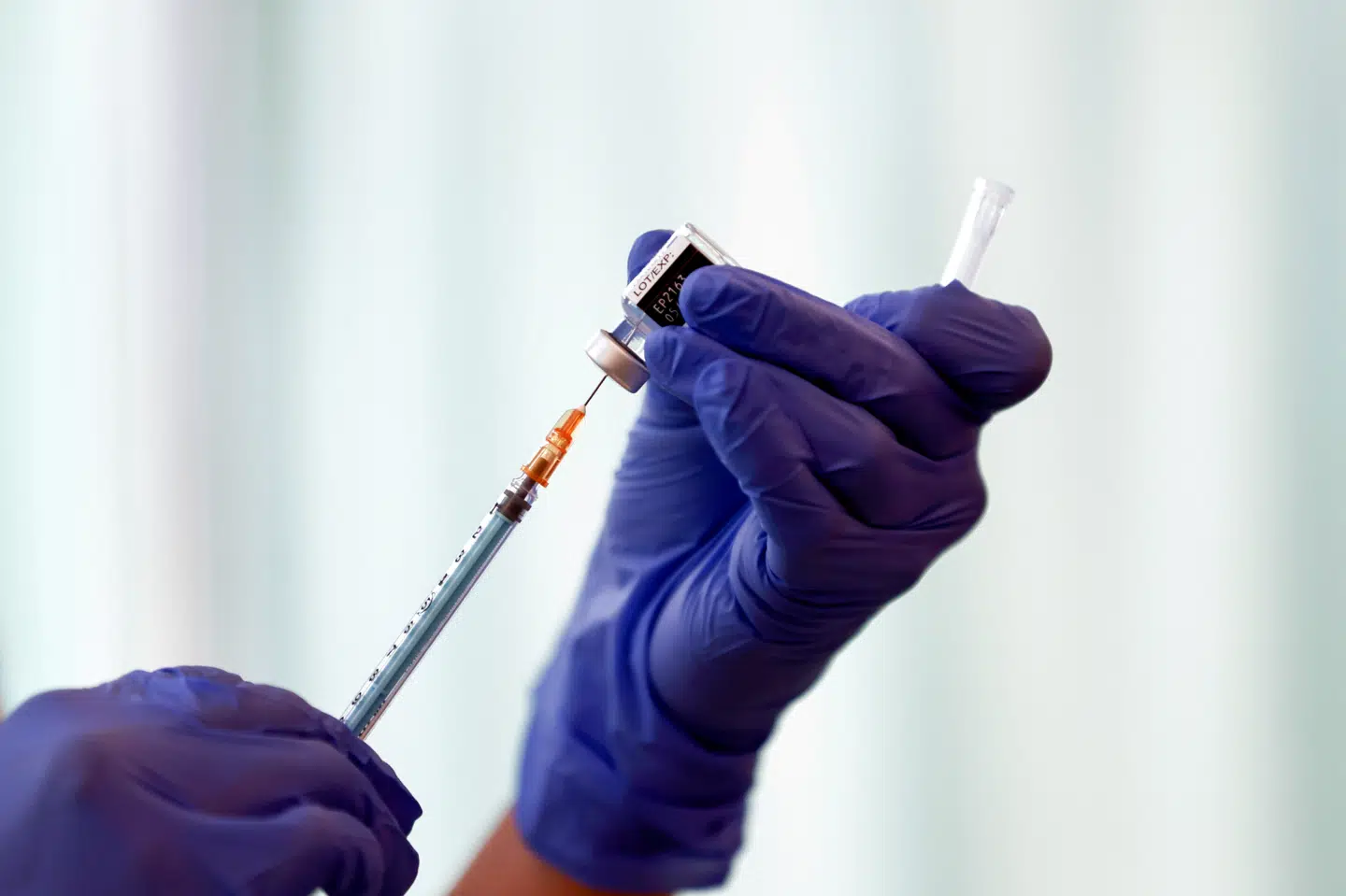 Pfizer/BioNTech har bedt den amerikanske lægemiddelstyrelse om at slække på kravene til, hvordan selskabernes vaccine skal opbevares. I stedet for de hidtil udmeldte temperaturer mellem -60 og -80 grader kan den i en periode op til to uger opbevares på temperaturer mellem -15 og -25 grader, lyder det. Pool/Reuters