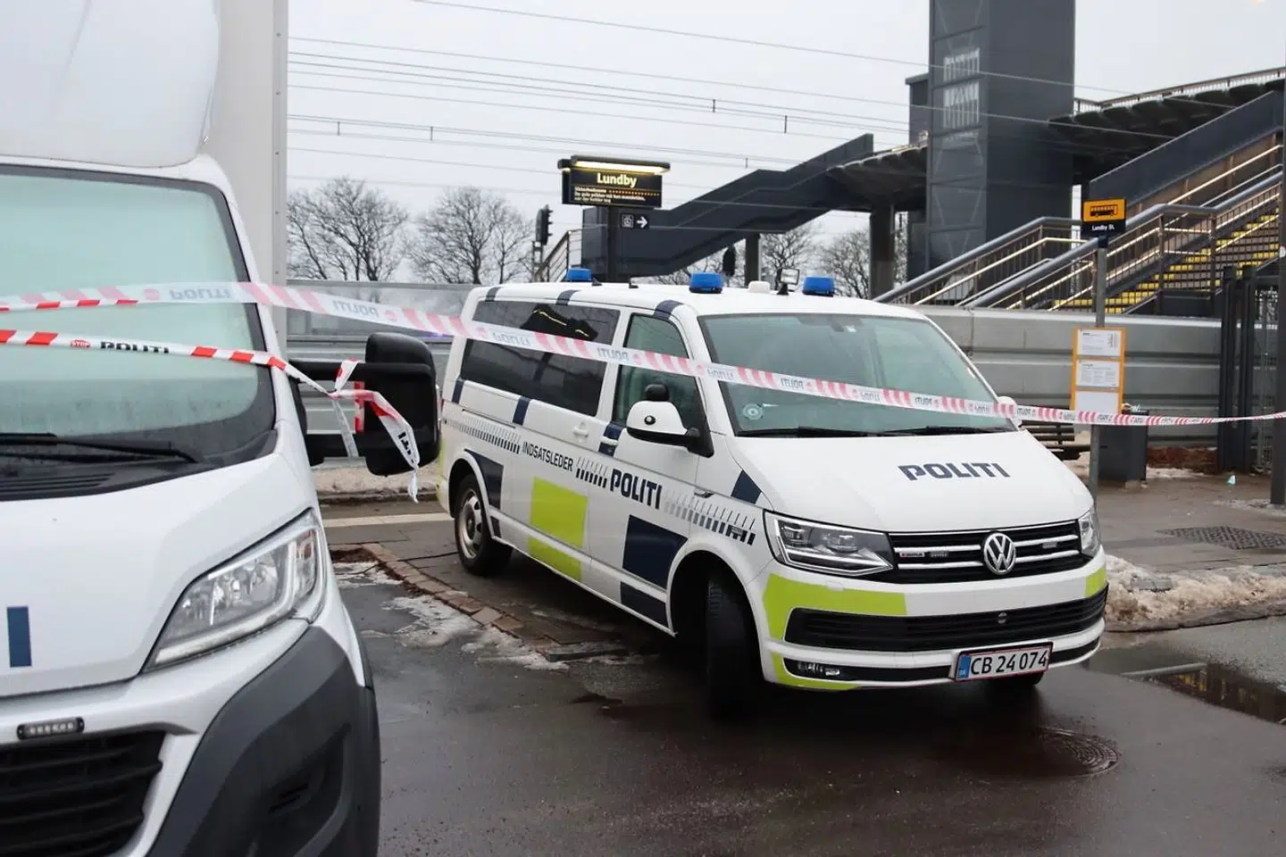 En 42-årig mand optrådte i nat så truende med en kniv i toget, at betjente til sidst så sig nødsaget til at skyde ham. Politiet arbejdede fortsat på stedet torsdag på Lundby Station på Sydsjælland. På grund af skuddene bliver sagen nu behandlet af Den Uafhængige Politiklagemyndighed, DUP. Der foreligger ingen oplysninger om mandens tilstand.